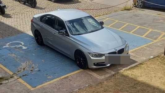 Segundo morador, o mesmo carro estaciona sempre entre as únicas duas vagas para PCD, mesmo com o estacionamento vazio