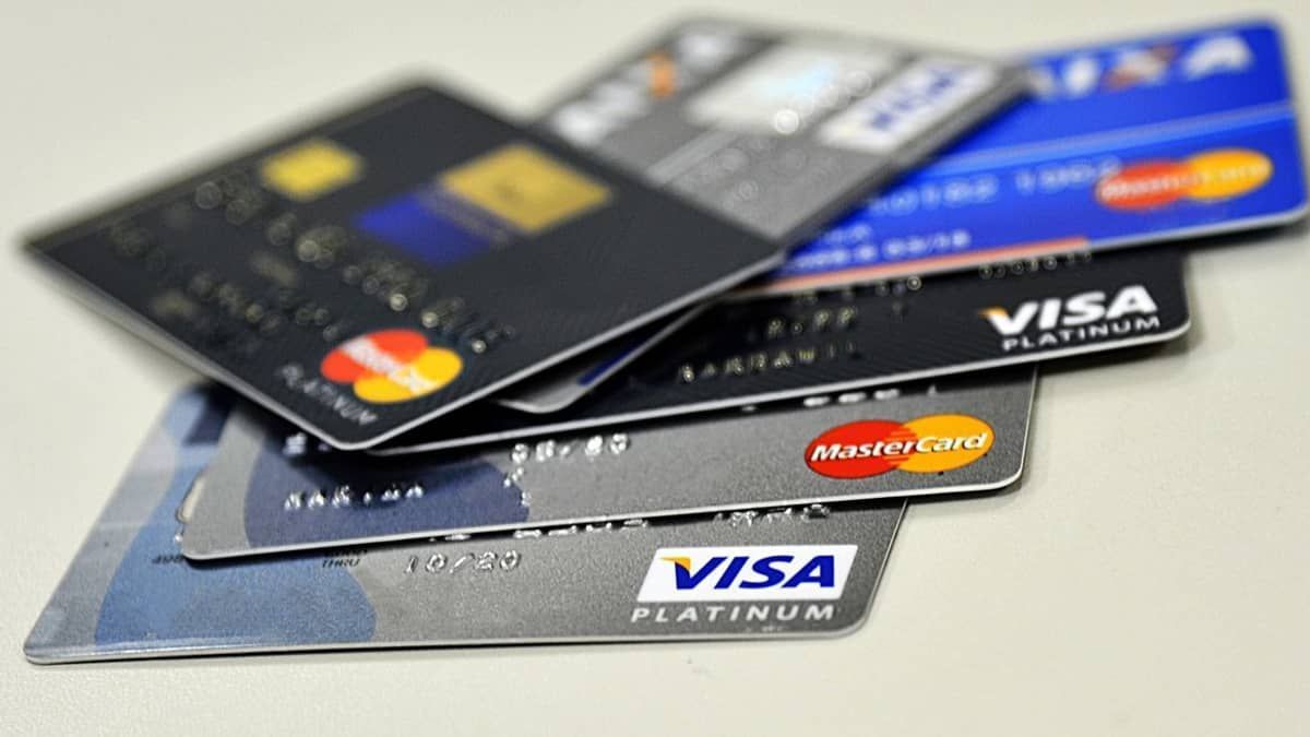 Juros do cartão de crédito atingem 447% ao ano em abril, maior valor em seis anos, diz BC