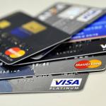 Juros do cartão de crédito atingem 447% ao ano em abril, maior valor em seis anos, diz BC