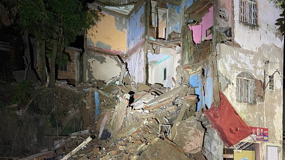 Prédio desaba e obriga vizinhos a deixarem suas casas em Governador Valadares