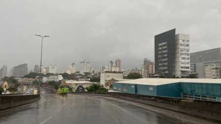 Segundo o Inmet, em BH o dia será de uitas nuvens com pancadas de chuva e trovoadas isoladas