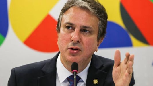 Segundo o ministro da Educação, Camilo Santana, as propostas de mudança envolvem ampliação da carga horária, recomposição de componentes curriculares e vedação da EaD para a Formação Geral Básica