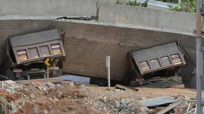 Segundo o MP, os erros de cálculo e má condução da obra resultaram na queda do viaduto, matando duas pessoas e ferindo outras 23 em 3 de julho de 2014 Segundo o MP, os erros de cálculo e má condução da obra resultaram na queda do viaduto, matando duas pessoas e ferindo outras 23 em 3 de julho de 2014
