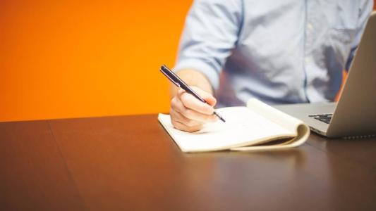 Segundo o TRT, o trabalhador já recebeu os seus créditos trabalhistas e o processo foi arquivado .