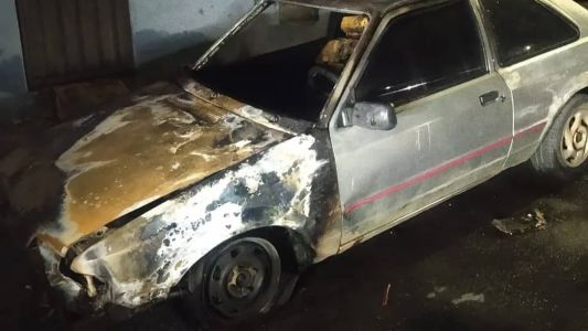 Segundo os suspeitos, o carro incendiado pertence a um homem que deve R$400 para eles