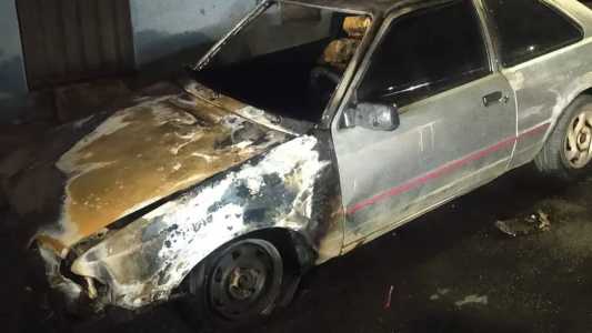 Segundo os suspeitos, o carro incendiado pertence a um homem que deve R$400 para eles