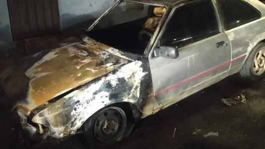 Segundo os suspeitos, o carro incendiado pertence a um homem que deve R$400 para eles