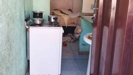 Segundo os vizinhos, é comum que a mãe deixe os filhos sozinhos em casa, com a porta trancada e sem comida