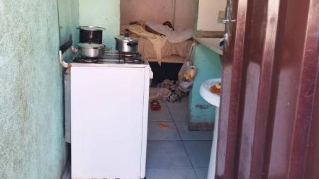Segundo os vizinhos, é comum que a mãe deixe os filhos sozinhos em casa, com a porta trancada e sem comida