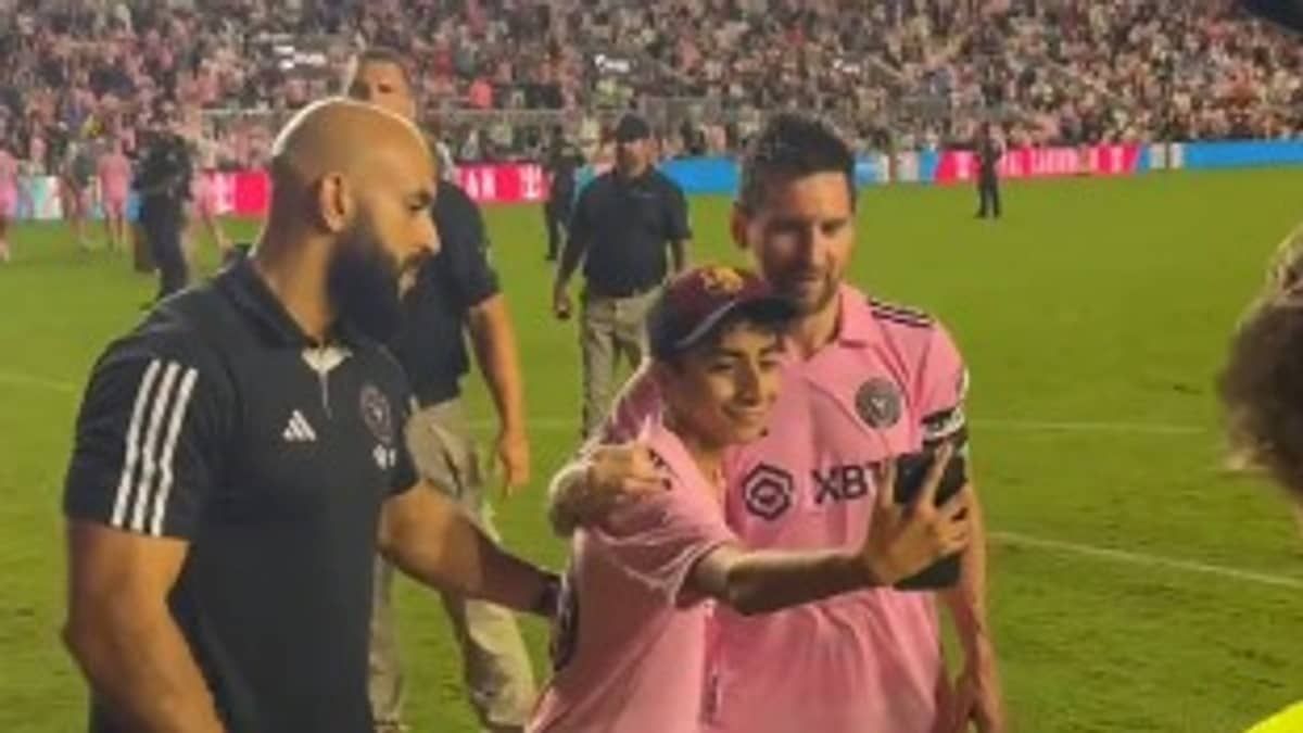 Segurança de Messi 'barra' criança e a leva para conhecer o craque depois; veja vídeo