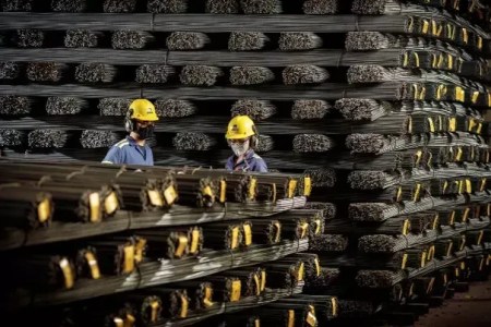 Imagem de operários de capacete amarelo em meio a materiais