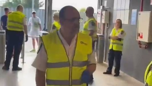 Segurança que cometeu ato racista contra estafe de Vini Jr