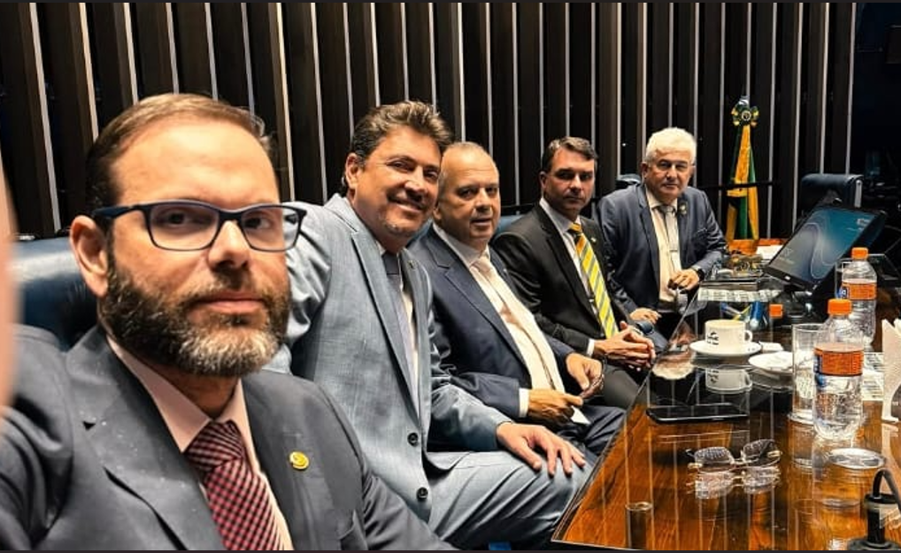 Oposição ocupa plenário do Senado e cobra impeachment contra Moraes