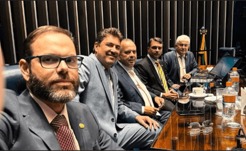 Senadores chegaram às 4h no plenário do Senado para manter a obstrução