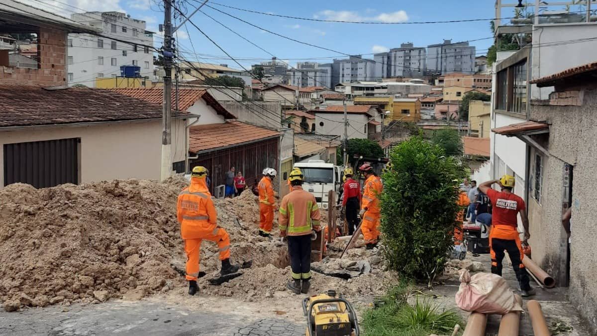 Funcionário da Copasa é soterrado durante serviço em Sabará; resgate dura mais de uma hora