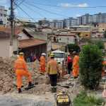Funcionário da Copasa é soterrado durante serviço em Sabará; resgate dura mais de uma hora
