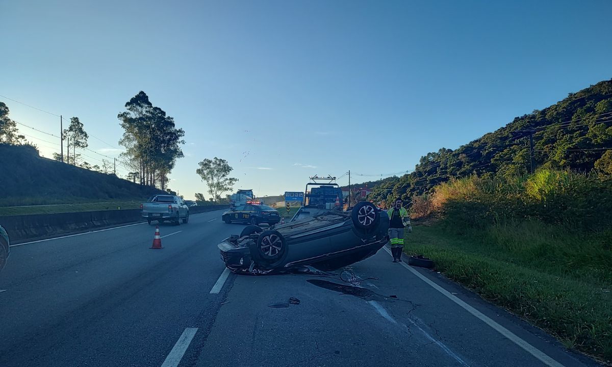 Ocupantes de carros ficam feridos em acidente na BR-040 em Barbacena (MG)