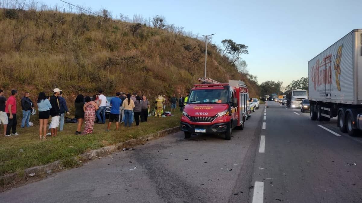 Carros batem de frente e passageiro recebe massagem cardíaca após acidente 