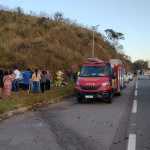 Carros batem de frente e passageiro recebe massagem cardíaca após acidente