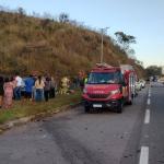 Carros batem de frente e passageiro recebe massagem cardíaca após acidente