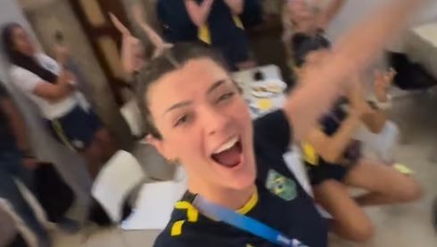 Vídeo: jogadoras de vôlei vão à loucura com ouro de Rebeca Andrade