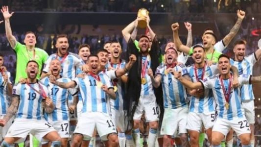 Seleção Argentina levanta a taça da Copa do Mundo