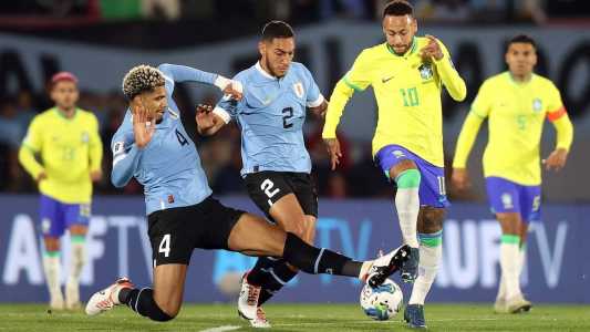 Seleção Brasileira em ação contra o Uruguai, no estádio Centenário, em Montevidéu