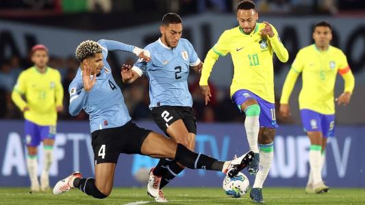 Seleção Brasileira em ação contra o Uruguai, no estádio Centenário, em Montevidéu