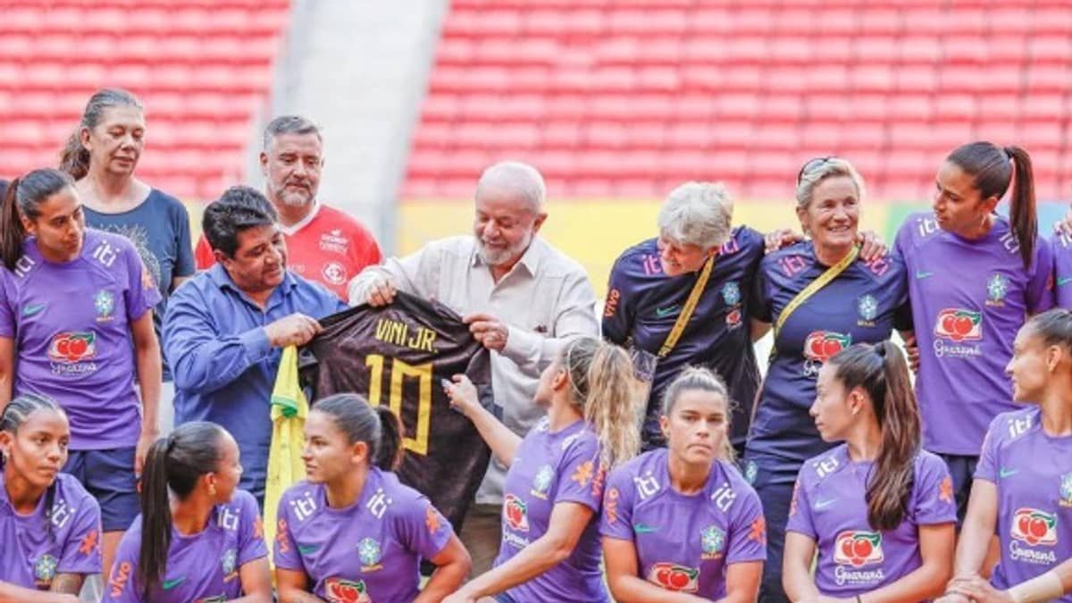 Lula visita treino da Seleção Feminina e defende igualdade de salários 