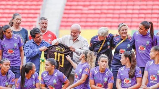 Seleção Brasileira recebe Lula em treino pré-amistoso