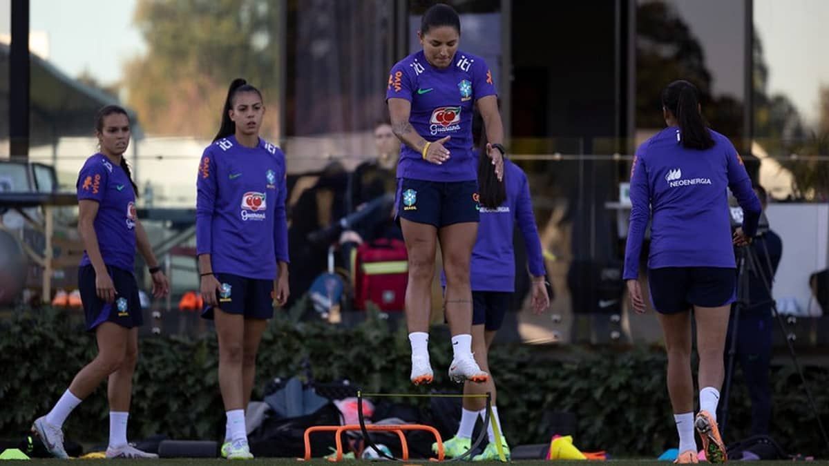 Seleção feminina volta aos trabalhos após jogo-treino contra a China