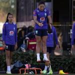 Seleção feminina volta aos trabalhos após jogo-treino contra a China