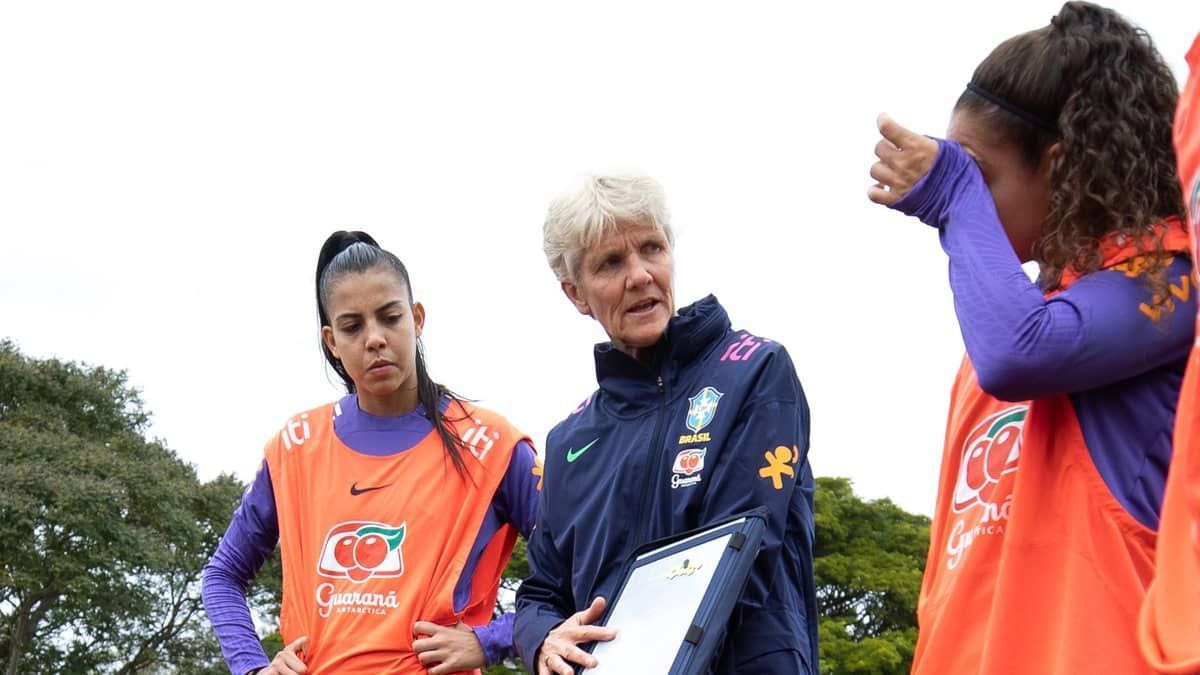Pia Sundhage comanda coletivo da Seleção Brasileira; três atletas treinaram separadas do grupo