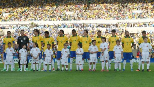 Luiz Gustavo (número 17) com a Seleção para Brasil 2 x 2 Inglaterra, em amistoso em 2013 no Maracanã