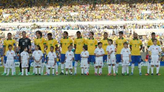 Luiz Gustavo (número 17) com a Seleção para Brasil 2 x 2 Inglaterra, em amistoso em 2013 no Maracanã