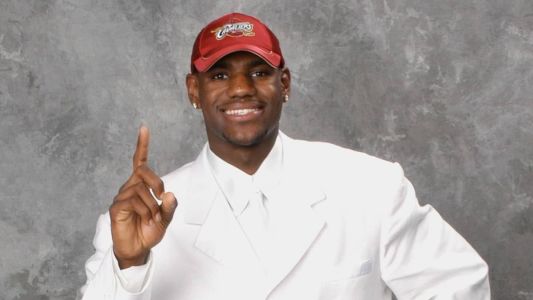 Selecionado pelo Cleveland Cavaliers, LeBron James foi a primeira escolha do Draft de 2003