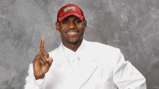 Selecionado pelo Cleveland Cavaliers, LeBron James foi a primeira escolha do Draft de 2003