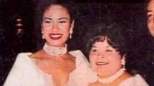 Selena e Yolanda Saldívar em foto tirada no casamento da cantora