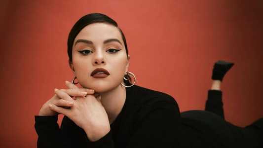 Selena Gomez reage a simulação de si mesma cantando música de ex namorado