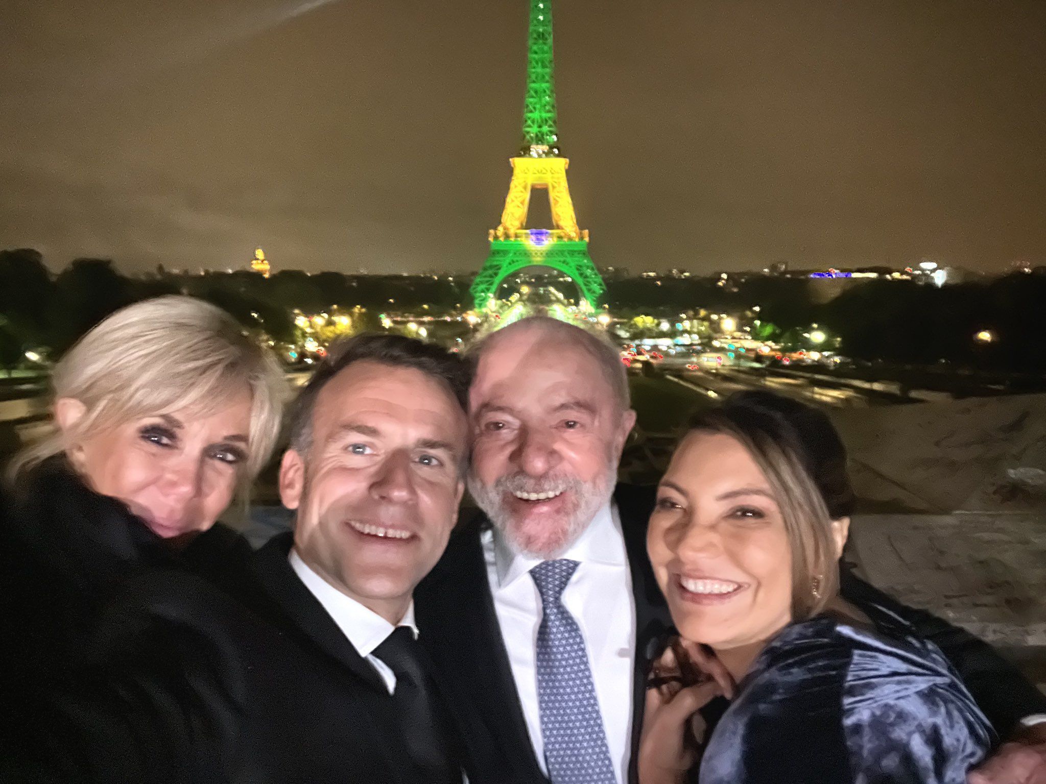 Macron posta selfie com Lula, Janja e Brigitte e mostra Torre Eiffel iluminada nas cores do Brasil