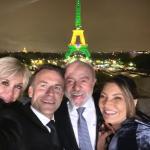 Macron posta selfie com Lula, Janja e Brigitte e mostra Torre Eiffel iluminada nas cores do Brasil