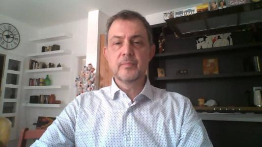 Selic poderia ter caído antes de março, mas Copom é conservador, diz economista à CNN.