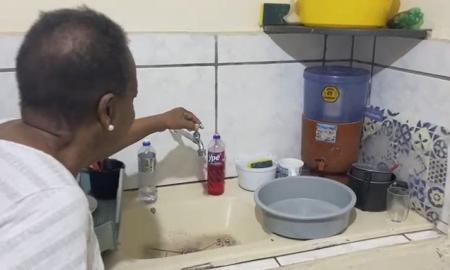 O problema, que tem causado grandes transtornos à população, é de responsabilidade da Copasa