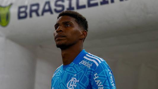 Sem espaço em 2023, Hugo Souza está de saída do Flamengo