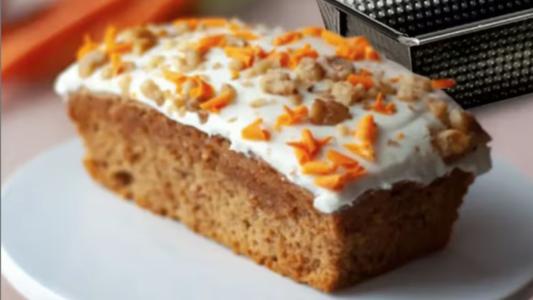 Apenas sete ingredientes contribuem para o preparo do 'melhor pudim de cenoura e maçã' sem farinha de trigo ou açúcar