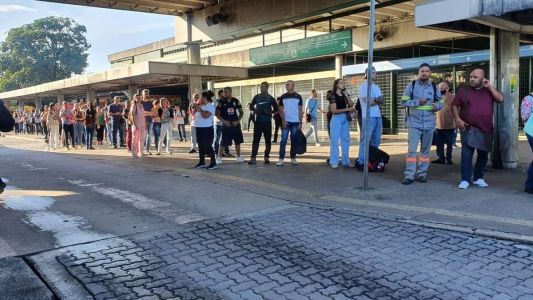 Sem metrô, passageiros enfrentam longas filas