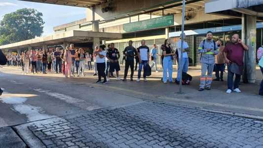 Sem metrô, passageiros enfrentam longas filas
