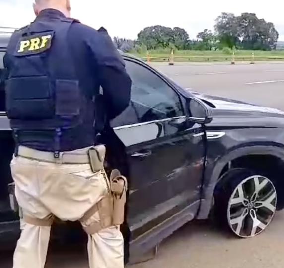 Homem é flagrado pela PRF dirigindo sem os pneus; veja o vídeo