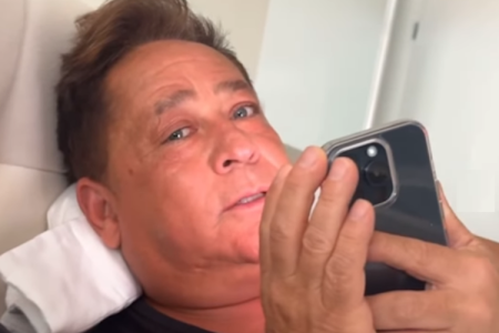 Leonardo com seu novo celular, dado de presente pela esposa Poliana Rocha