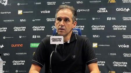Técnico Léo Condé durante entrevista coletiva no Maracanã